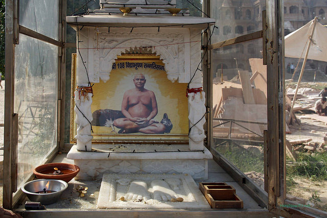 2014.09.22 Badagaon - Trilok Teerth 00577 Shrine of Acharya Sanmati Sagar