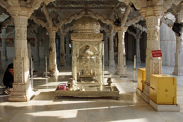 http://www.herenow4u.net/fileadmin/v3media/pics/Jain_Temples/Delhi_Mehrauli_Dadabari_Jain_Mandir/Mehrauli_Dadabari_Jain_Temple_00300.jpg
