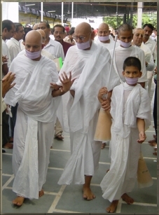 Yuvacharya Mahashraman (links)   Acharya Mahaprajna (rechts)