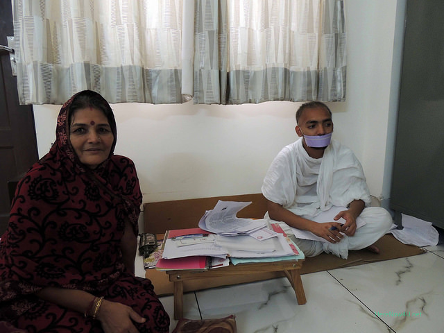2014.09.18 HN4U @ Delhi N5406 Muni Vishrut Kumar, mother visiting