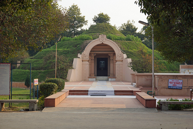 Delhi Atma Vallabh Smarak Jain Mandir 01251 Sadhvi Mrigavati Memorial
