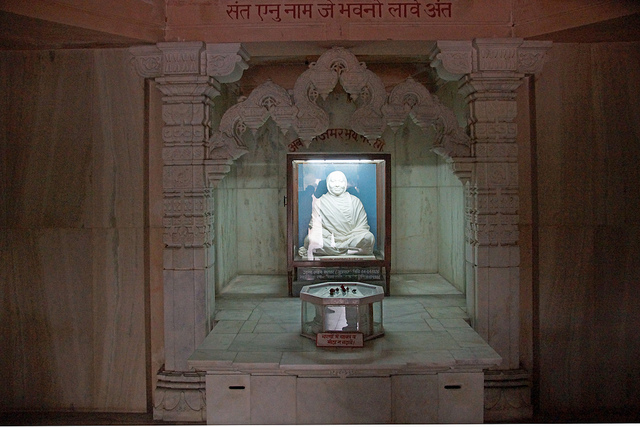 Delhi Atma Vallabh Smarak Jain Mandir 01277 Sadhvi Mrigavati Memorial